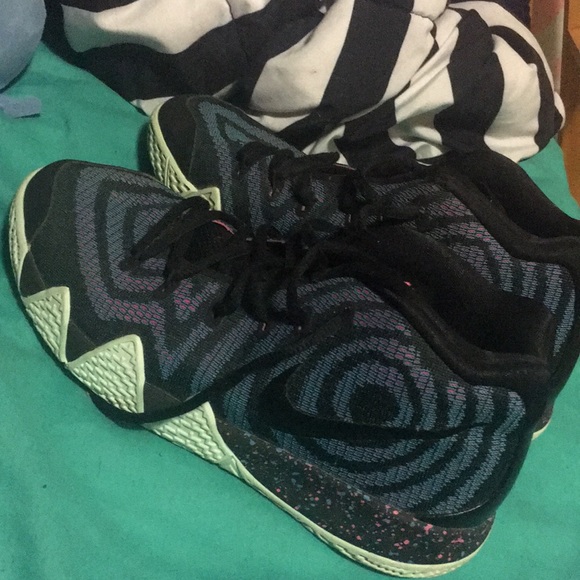 Kyrie Irving sneakers - Picture 2 of 2